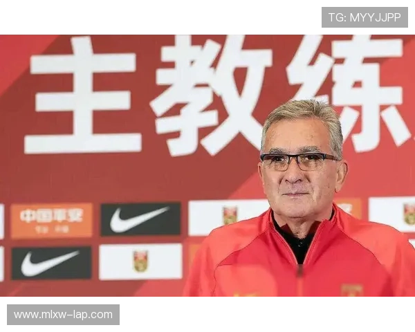 国足备战世预赛主帅调整战术年轻球员迎来关键考验与新老交替赛季前景受关注